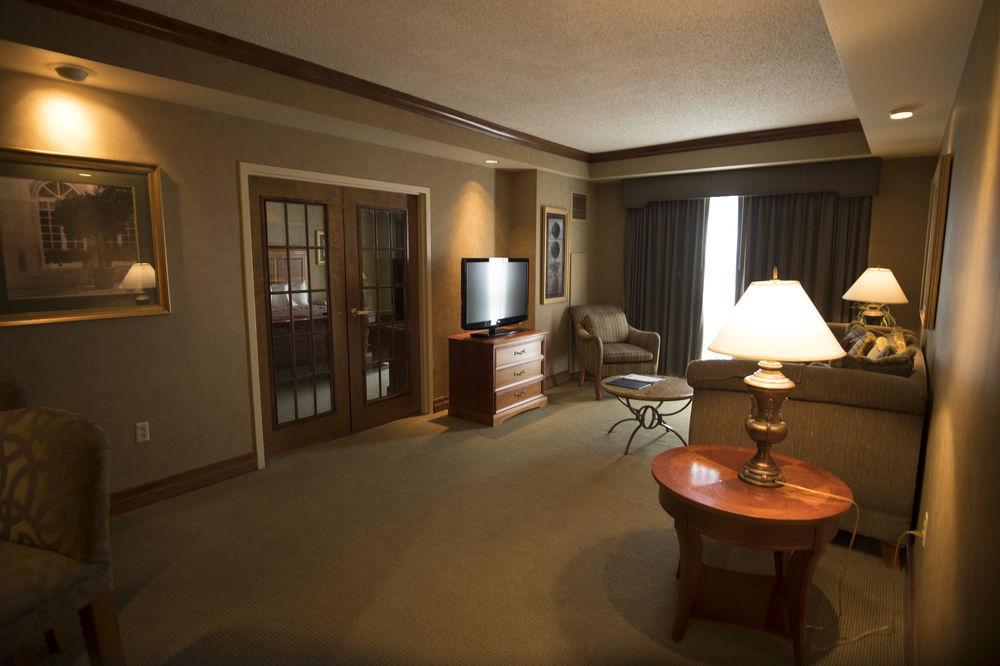 Hotel Topeka At City Center Kültér fotó